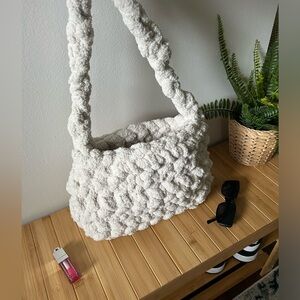 [Cream/White] Fluffy Cloud Crochet Purse - Medium Sized